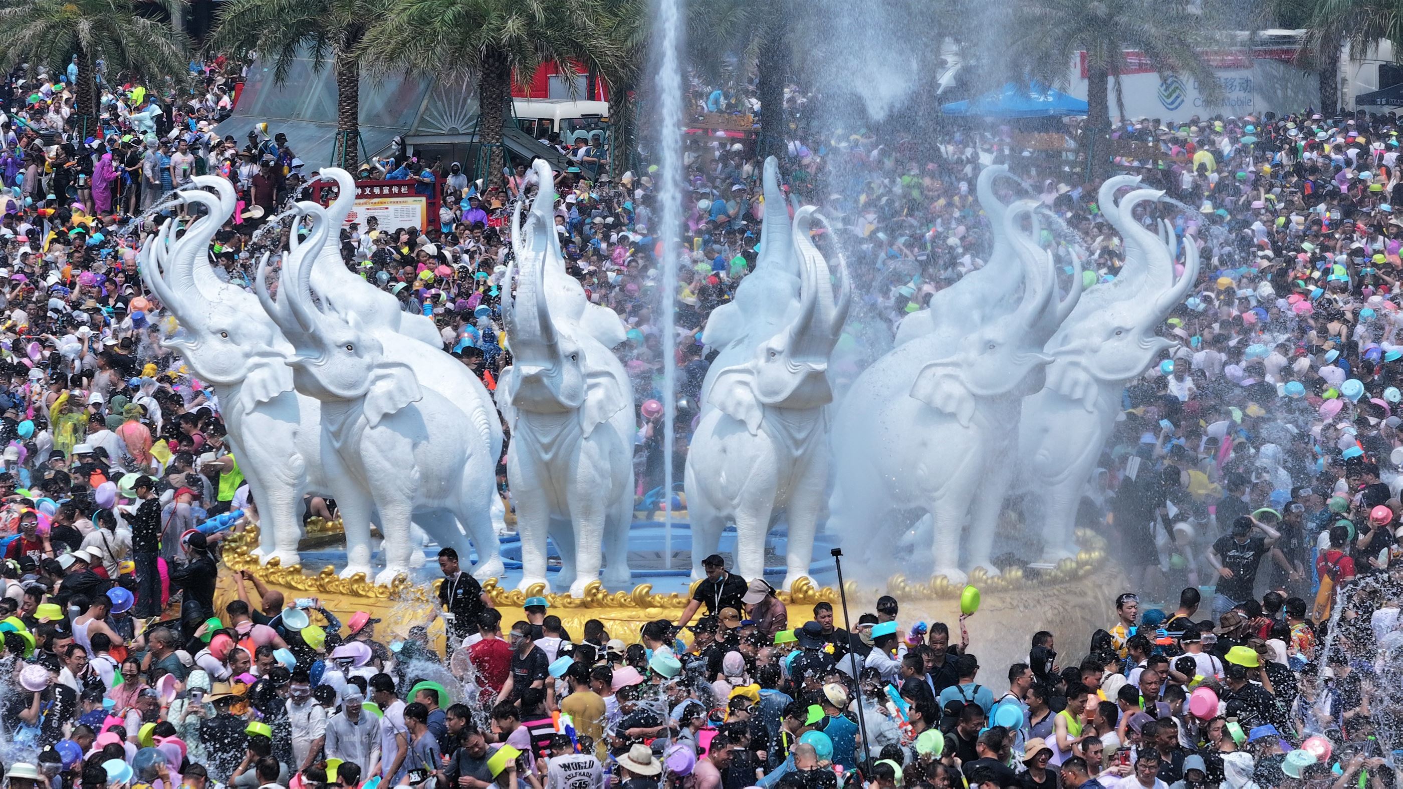 Xishuangbanna hosts watersplashing festival, ushering in year of prosperity