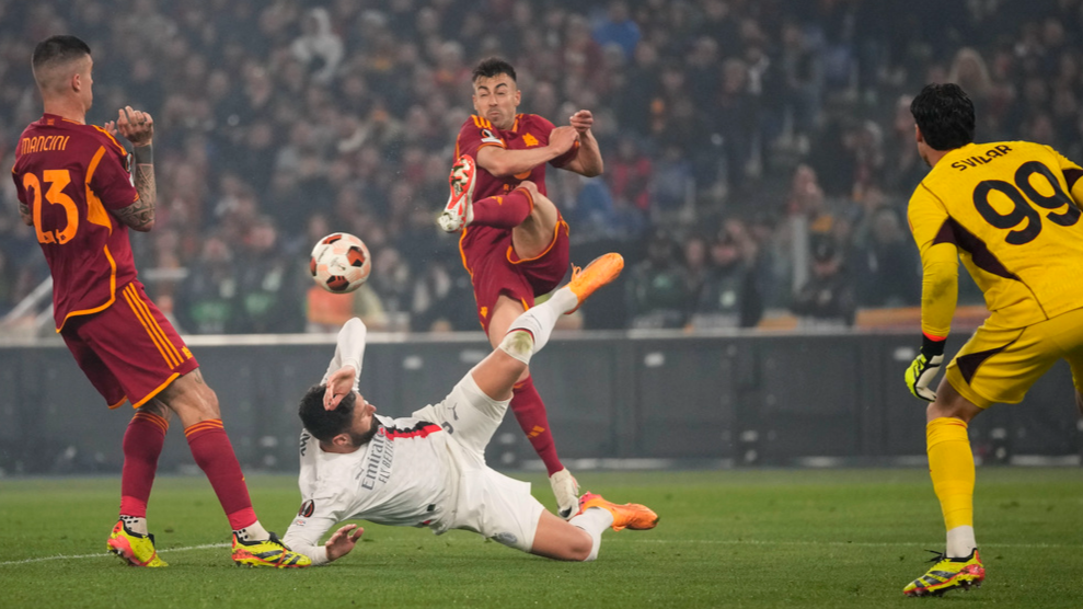 Ten-man Roma beat Milan to set up Europa League semi-final with Leverkusen