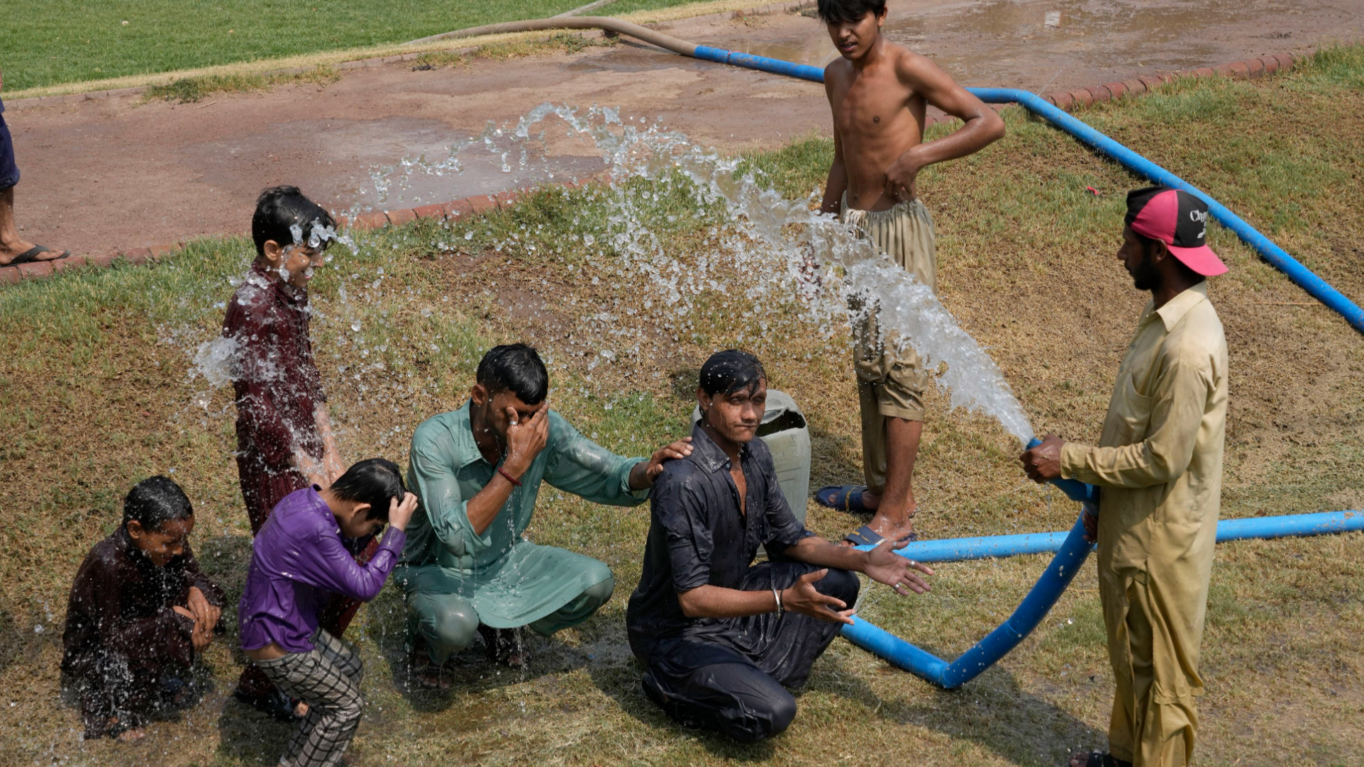 pakistan-temperatures-cross-52c-in-heatwave