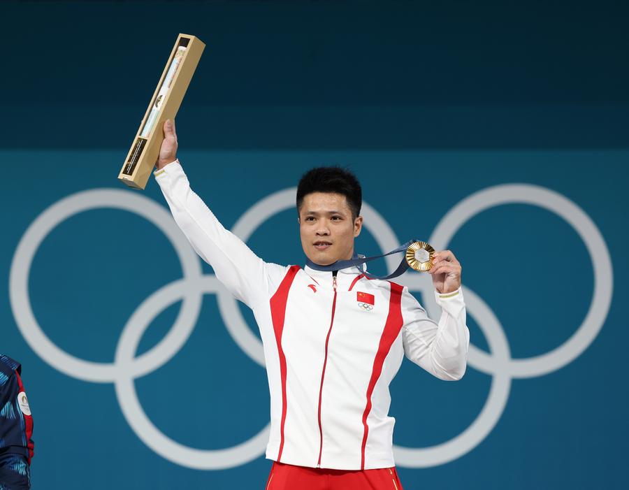 Li powers way to gold, Deng climbs into history