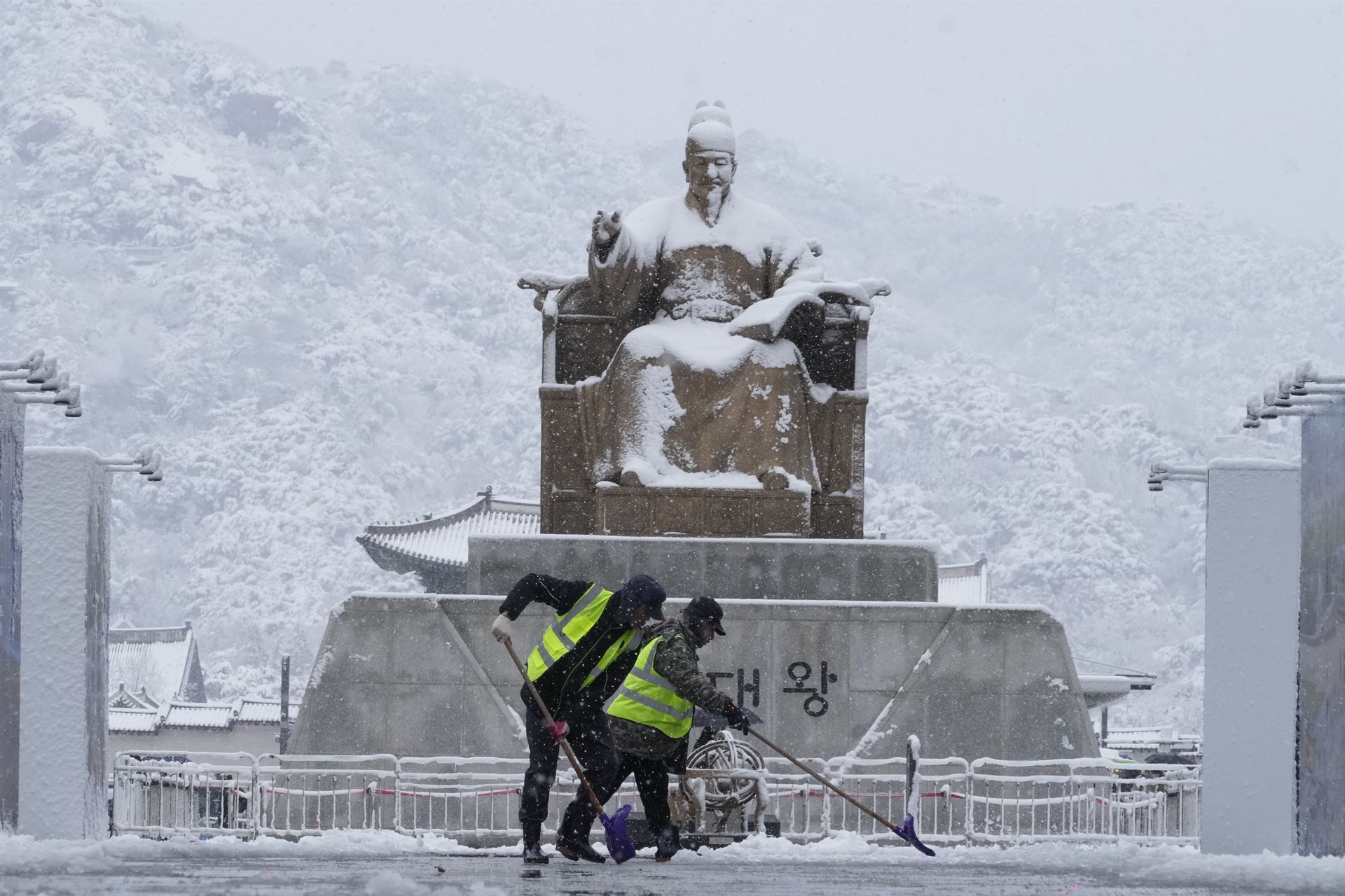 Flights grounded, power cut as record November snowfall hits Seoul