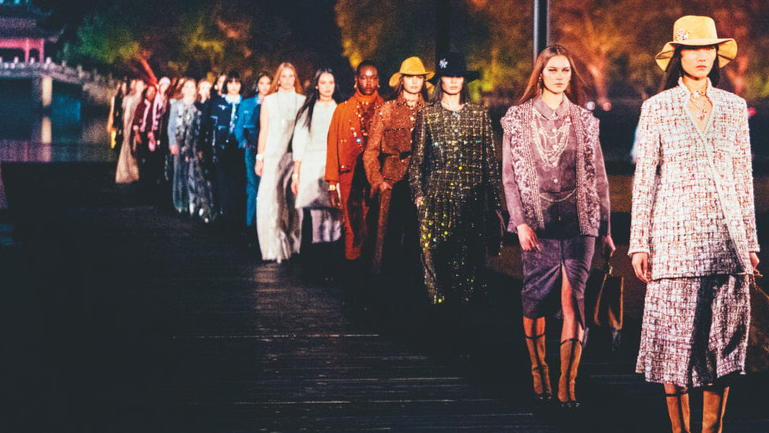 Fashionable ladies of the lake