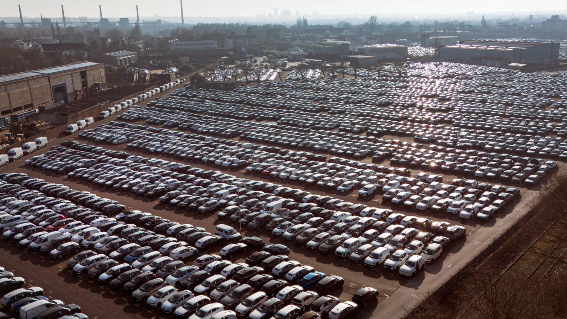 トランプは、EU車、その他の製品に25％の関税を課すと言います