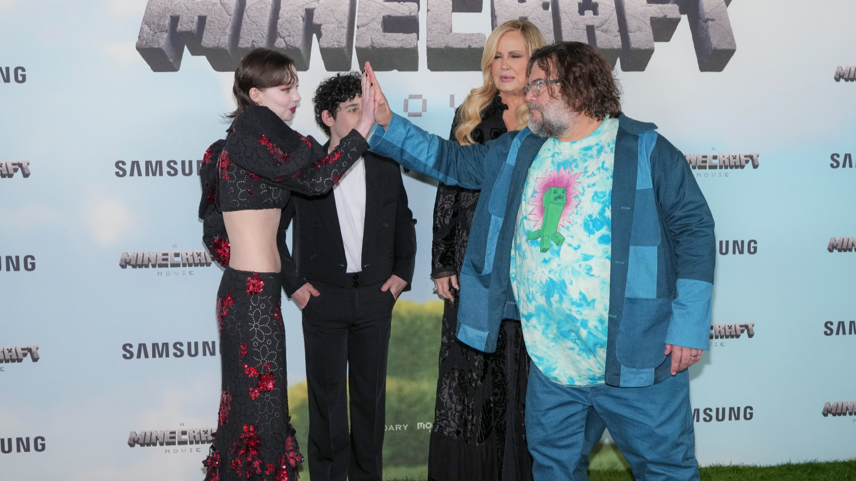 100% GIFU ROCK cinema staff デモ demo Momoa and Black create comedy in game adaptation 'A Minecraft Movie'