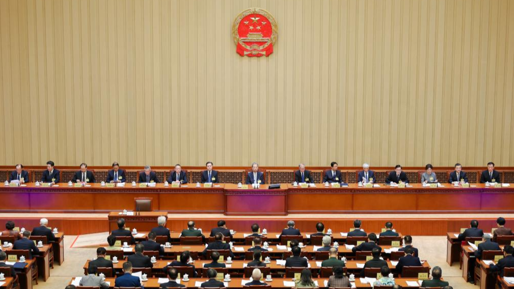 Les législateurs chinois entendent des rapports lors de la session du comité permanent de l’APN