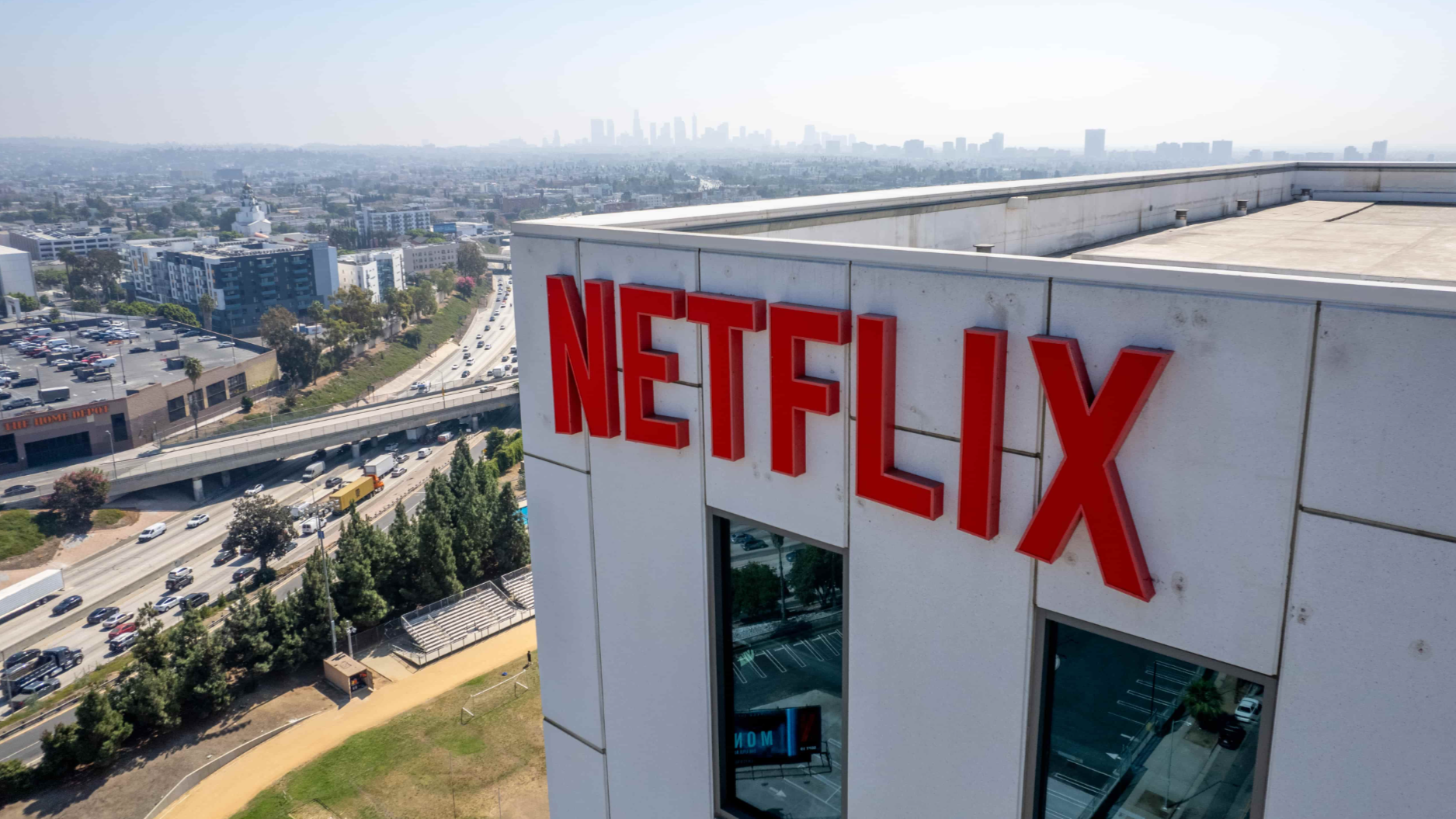 Netflix、ワーナー・ブラザーズの入札を修正して全額現金化を検討